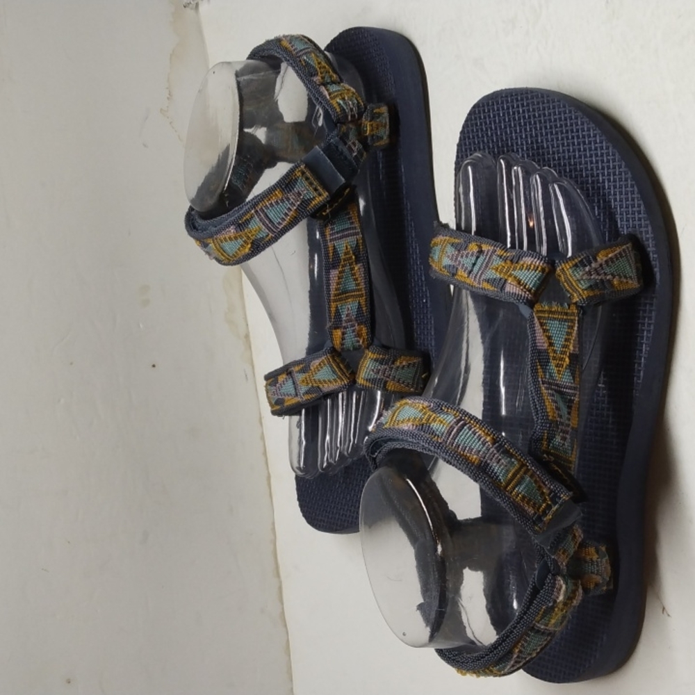 Geometric Print Tevas
